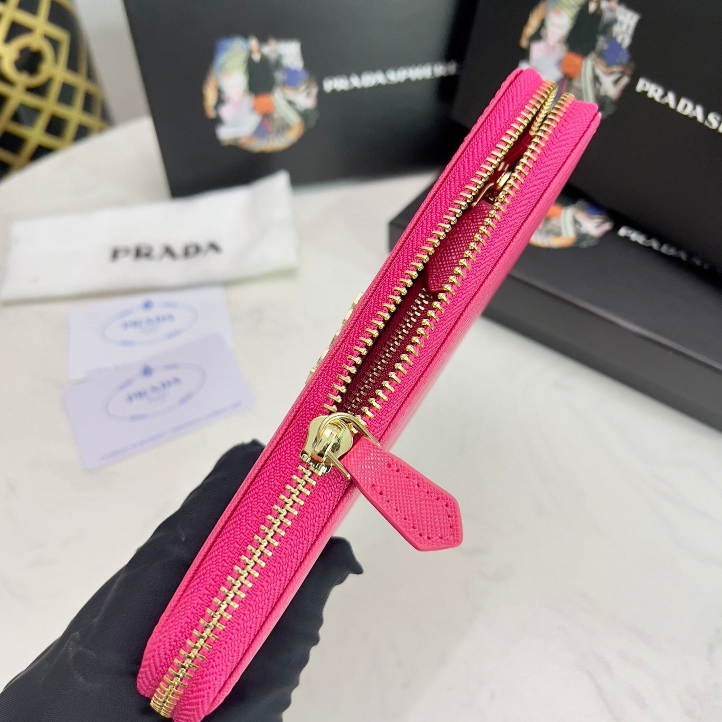 【プラダ】アイコンロゴ×機能性 スタイリッシュなジップウォレット