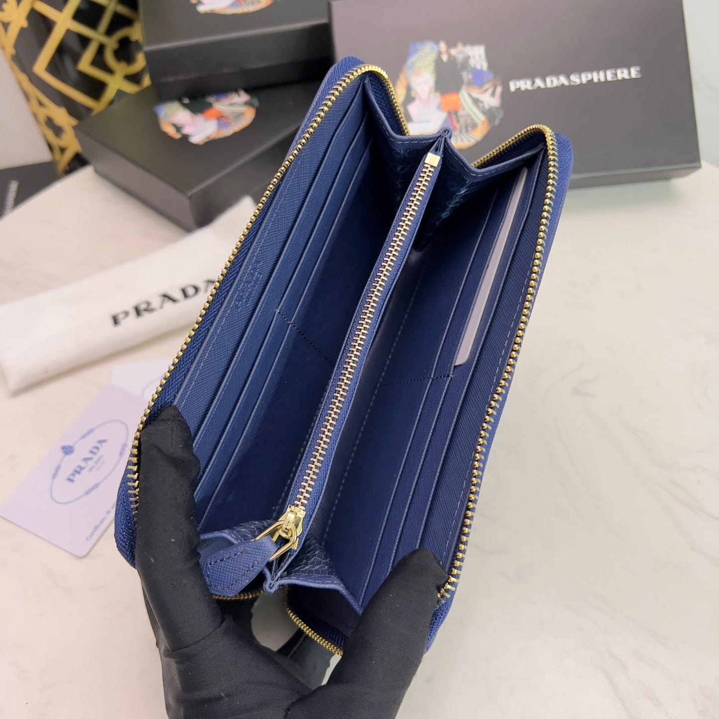 【プラダ】三角ロゴが光る 定番ジッパー長財布 上品な定番モデル