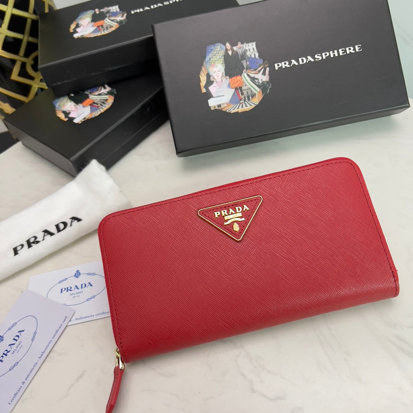 【プラダ】三角ロゴが光る 定番ジッパー長財布 上品な定番モデル